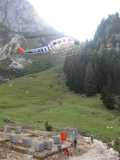 Er bringt den Beton der rasch entladen/eingefüllt werden muss