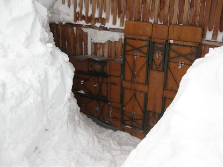 Schnee dringt durch die Fenster ein