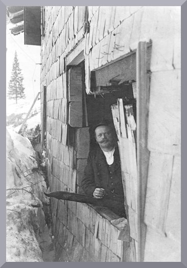 Baumeister Knittl begutachtet den Lawinenschaden