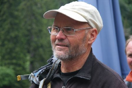 Adi macht das Klettersteig.Üben