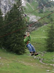 Rutschen auf dem Seil, Mutprobe fuer Kinder