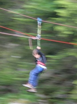 Rutschen auf dem Seil, Mutprobe fuer Kinder