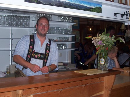 Hüttenwirt Hans wartet schon am Tresen.