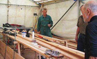 Bild: Schreinerarbeiten an der Hütte