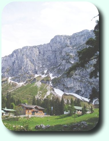 Picture: the hut in front of the Benediktenwand