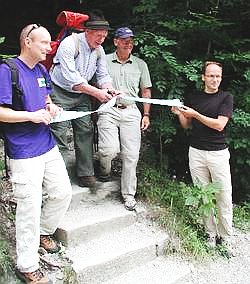 Bild: Pressetermin bei Eröffnung des reparierten Weges auf den Jochberg
