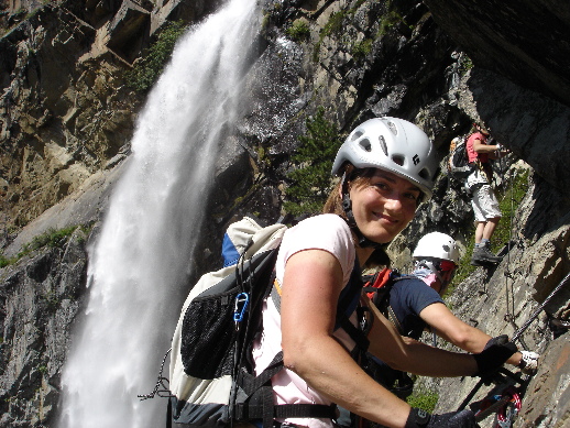 Der Wasserfall kühlt. Das macht Spass.