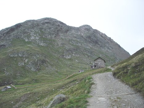 Nach langem Zustieg die Martin Busch Hütte