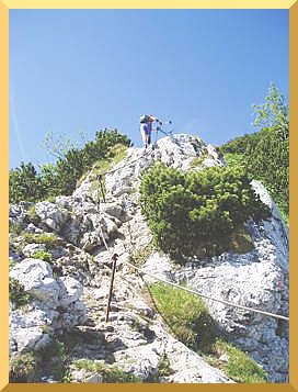 Bild: Stahlseile als Versicherung am steilen Aufgang