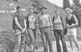 Bild: Der Wege-Hans mit Assistentinnen