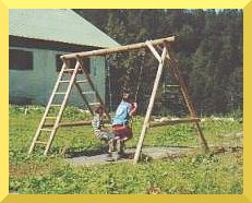 Schaukel fuer Kinder vor der Huettenterasse