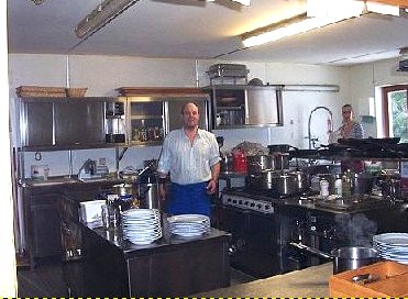 Hüttenwirt Hans in der Küche