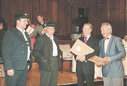 Bild: Übergabe der Urkunde des Umweltgütesiegels