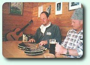 Bild: Hüttenwirt Hans an seiner Zither